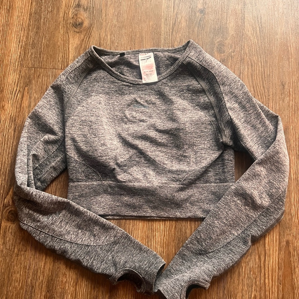Cropped long sleeve gym-shark workout top!